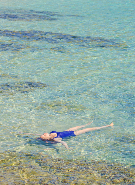 Kaunis nainen uinti läpinäkyvä turkoosi meri
. - Valokuva, kuva