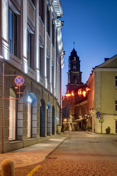 Βίλνιους, πρωτεύουσα της Λιθουανίας. Στενή μεσαιωνική Saviciaus δρόμο της παλιάς πόλης τον Δεκέμβριο νωρίς το πρωί. - Φωτογραφία, εικόνα