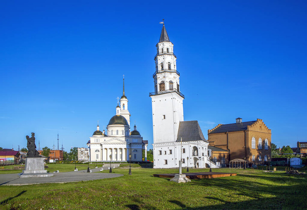 zonverlichte kerk en toren, Nev 'yansk, Rusland - Foto, afbeelding