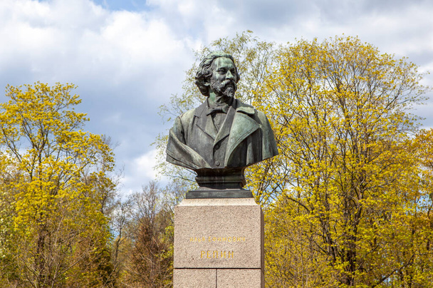 Памятник Илье Репину в парке - Фото, изображение