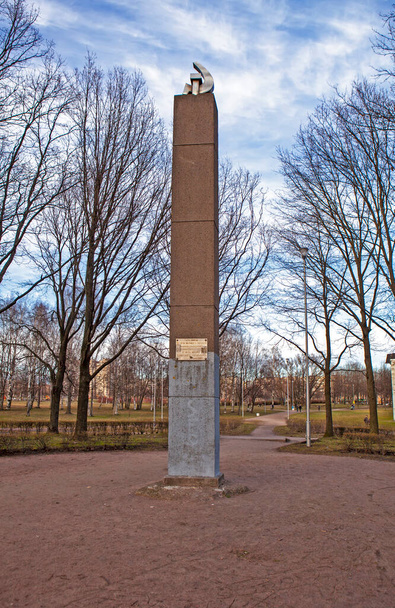 ST. PETERSBURG, RUSSIA - APRIL 21, 2020: Photo of Hammer and sickle. the monument 50 years of the October Revolution. Polyustrovsky Park. - Valokuva, kuva