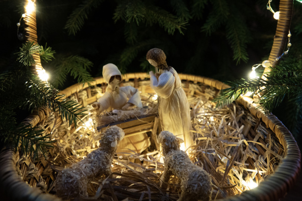 Jeesus-lapsi lepää seimellä tähden valon kanssa. - Valokuva, kuva