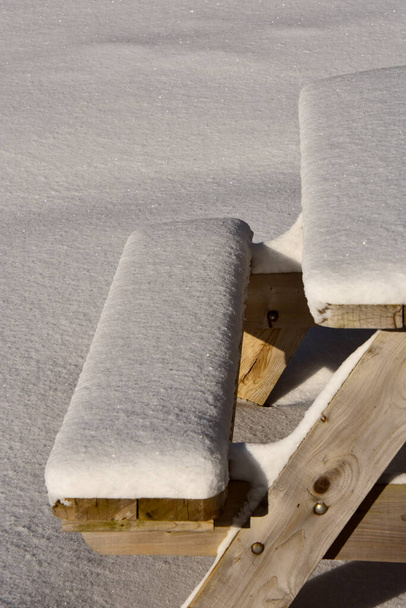 mesa e bancos cobertos de neve no parque - Foto, Imagem