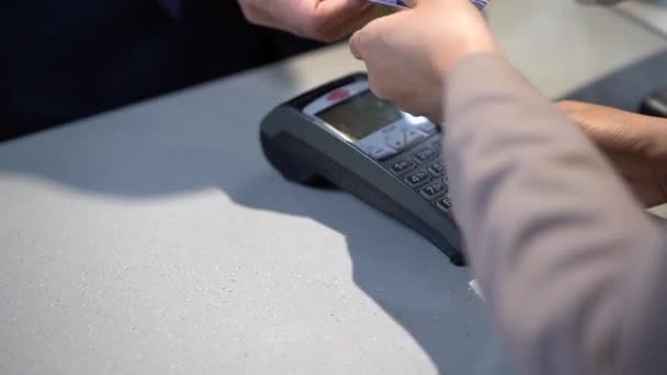 financieel, technologisch en consumentenconcept. betalen in het café met een creditcard. Vrouw nam een contactloze betaling. - Video