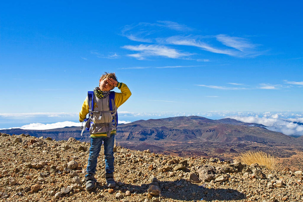 Kleiner Bergsteiger macht sich am Nachmittag auf den Weg zum Teide-Vulkan, natürlicher Hintergrund, Berglandschaft - Foto, Bild
