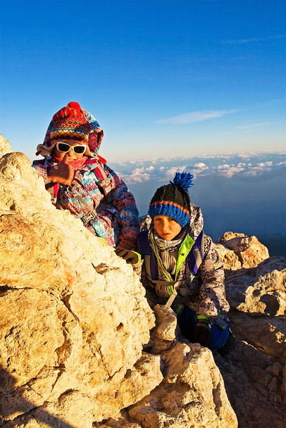 šťastní horolezci na vrcholu sopky Teide na Kanárských ostrovech, zkamenělá láva, lávové údolí, přírodní zázemí, - Fotografie, Obrázek