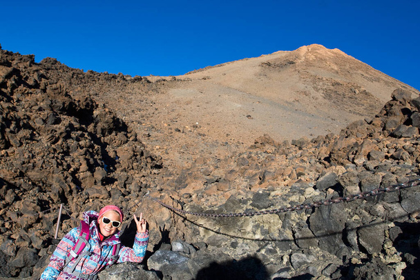 朝のテイデ火山の近くの幸せな登山家の女の子,自然背景,スペイン, - 写真・画像