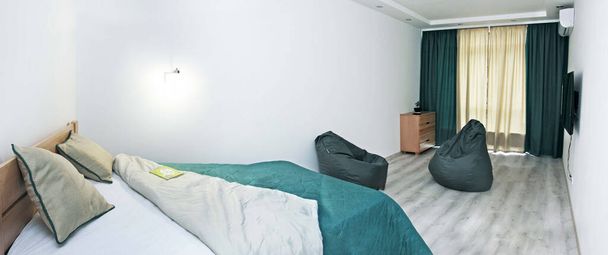 Skandynawski ko sypialnia projekt, zielone zasłony  - Zdjęcie, obraz