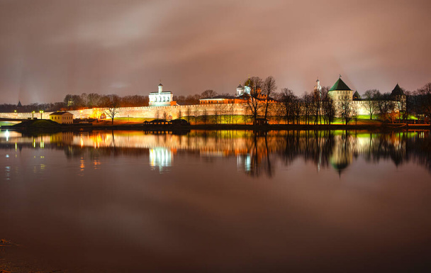 nacht verlicht Novgorod Kremlin reflecterend in rivier, Veliky Novgorod, Rusland - Foto, afbeelding