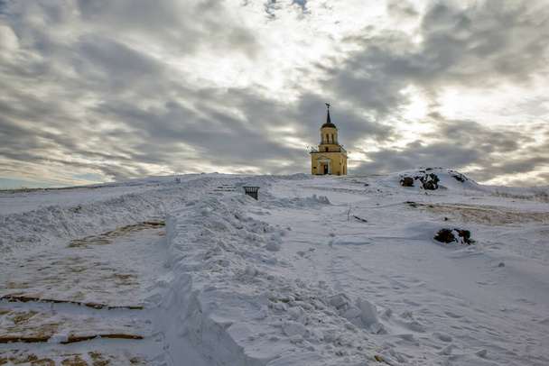  torre de vigilancia en la colina nevada, Nizhny Tagil  - Foto, Imagen