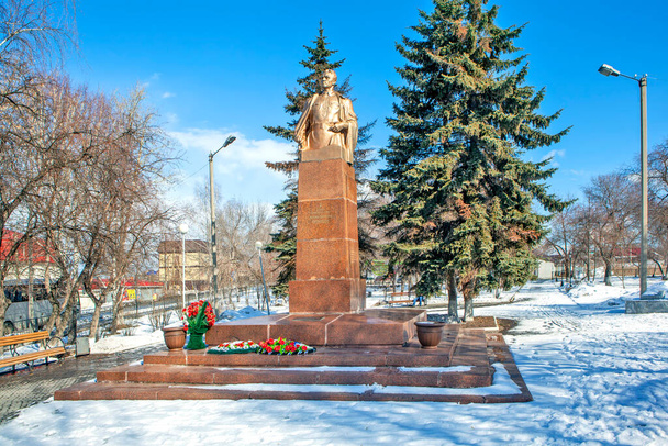sol iluminado Nikolai Kuznetsov monumento en el parque de invierno, Talitsa, Rusia - Foto, Imagen