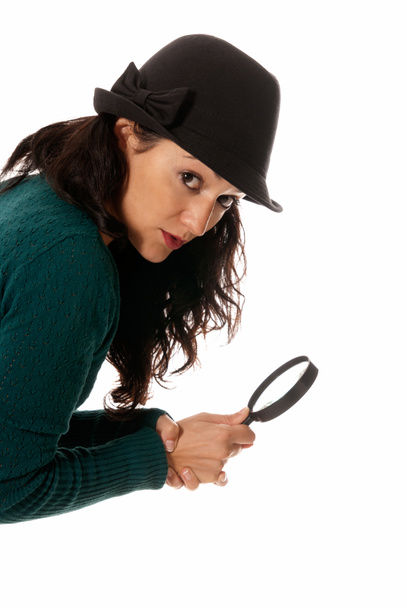 νεαρή γυναίκα με γυαλί Μεγεθυντικός φακός και καπέλο ψάχνει να φωτογραφική μηχανή που απομονώνονται σε Γουίτ - Φωτογραφία, εικόνα
