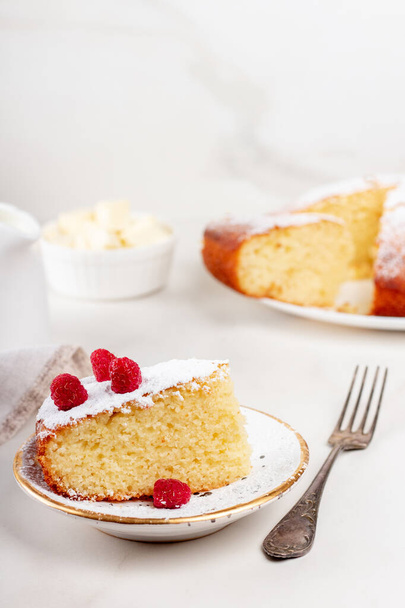 Торт Semolina на белой тарелке. Кусочек домашнего сладкого манного пирога - Фото, изображение