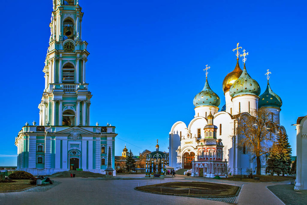 Sergiev POSAD, RUSSIA - Nisan 03, 2020: Çan kulesinin fotoğrafı, Varsayım Katedrali ve şapel. St. Sergius Trinity Lavra 'sı. - Fotoğraf, Görsel