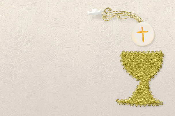 Première carte d'invitation à la sainte communion. Calice doré, hôte et colombe sur fond papier vierge avec espace de copie pour mettre du texte et de la photo. - Photo, image