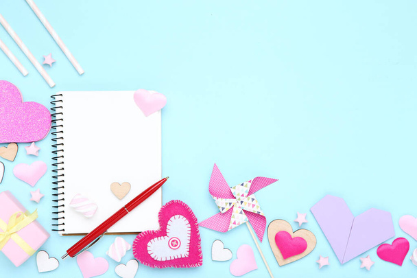 Valentine hearts with blank notepad, pen and gift box on blue background - Zdjęcie, obraz