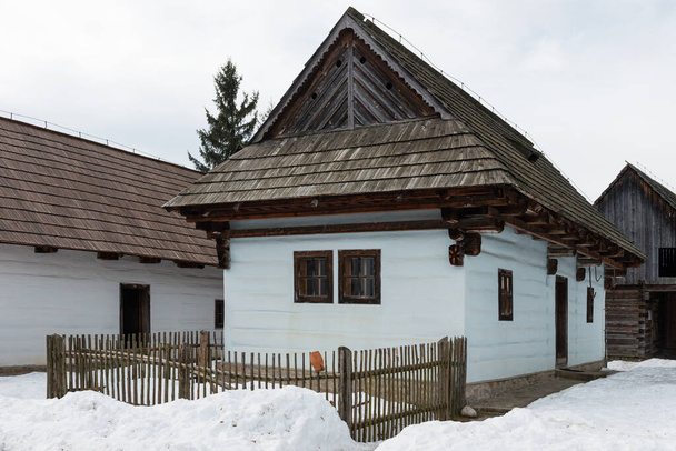 Vintage huizen in openlucht museum van Liptov Village in Pribylina, Slowakije - Foto, afbeelding