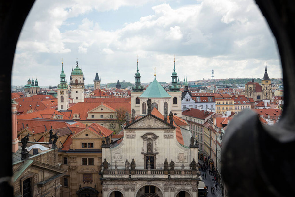Παλιά Πράγα, το κέντρο της πόλης άποψη από Powder Tower στην Πράγα, Τσεχία - Φωτογραφία, εικόνα