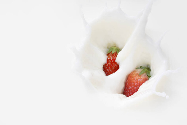 A high angle shot of some strawberries floating - Foto, immagini