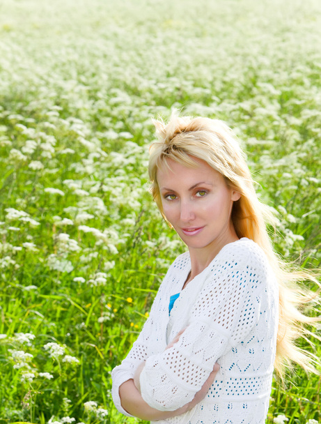 The young beautiful woman in the camomiles field - Фото, зображення