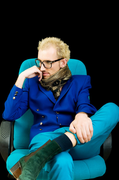 Чоловік з синьою курткою в студійній зйомці
 - Фото, зображення