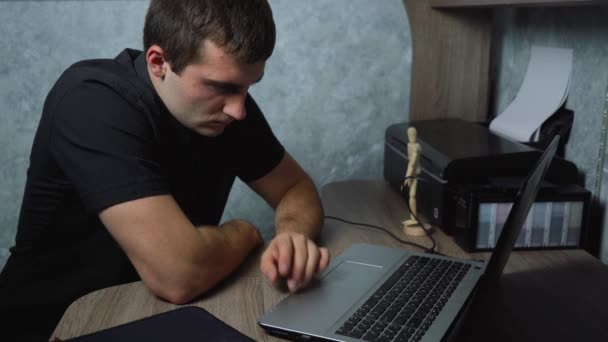 hombre cansado sentado en el ordenador portátil - Imágenes, Vídeo