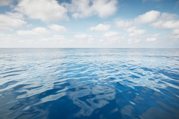 Ясное голубое небо с кучевыми облаками над Средиземным морем. Идиллический морской пейзаж. Места для путешествий, спорт, парусный спорт, круиз, отдых, отдых, концепции охраны окружающей среды - Фото, изображение