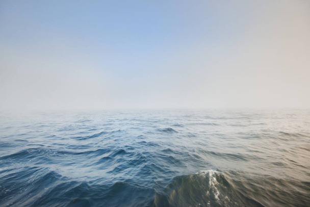 Балтійське море в ранковому тумані на світанку, Швеція. М'яке світло, мальовничий краєвид. - Фото, зображення
