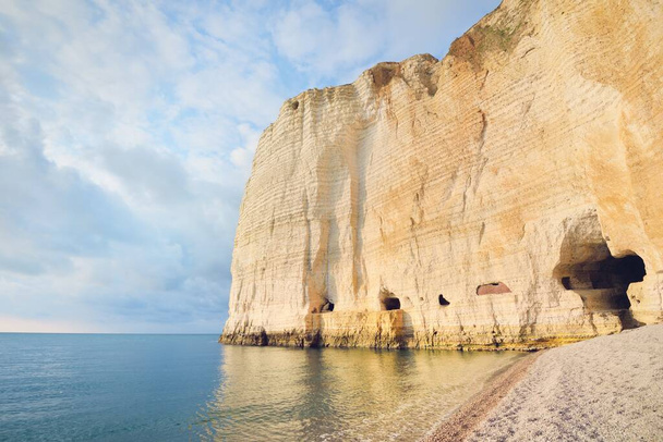 Festői panoráma alacsony szög kilátás nyílik az Etretat fehér sziklák. Tiszta kék ég, azúrkék víz. Nyári vakáció Normandiában, Franciaországban. Utazási célpont, nemzeti nevezetesség, városnézés, történelem - Fotó, kép