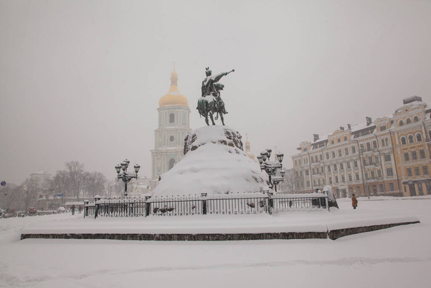 Monumento a Bogdan Khmelnitsky en Kiev en invierno nevadas. Ucrania    - Foto, Imagen