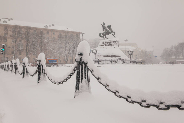 Monument à Bogdan Khmelnitsky à Kiev en hiver chutes de neige. Ukraine    - Photo, image