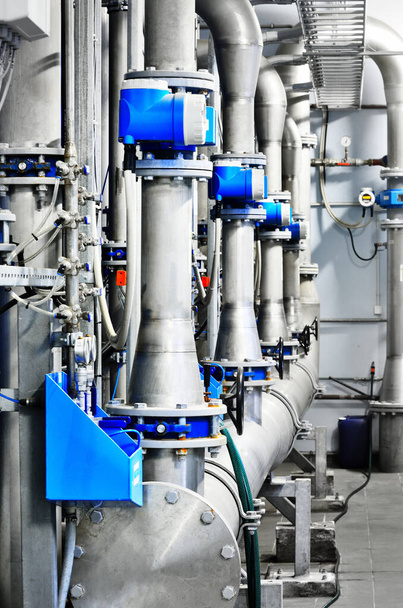 Close-up de um gasoduto de aço em uma cidade industrial sala de caldeira de tratamento de água. Válvulas e conexões de tubos. - Foto, Imagem
