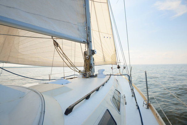 Weiße Jacht auf offener See an einem klaren Tag. Blick vom Deck auf Bug, Mast und Segel, Takelage aus nächster Nähe. Sommer Atlantikfahrt in der Nähe von Spanien und Afrika - Foto, Bild