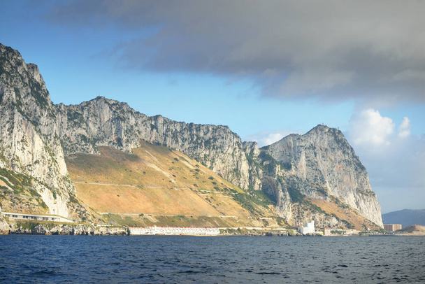 Skalnaté břehy (útesy, hory) Europa Point, výhled z plachetnice. Gibraltar, Britské zámořské území. Cestovní destinace, národní památka, okružní téma - Fotografie, Obrázek
