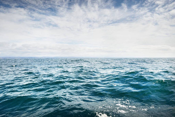 Una vista del mar del Norte tormentoso desde un velero. Cielo azul nublado reflejándose en el agua. Paisaje nublado dramático. Región de Rogaland, Noruega. Actividad recreativa, conceptos de conservación ambiental - Foto, Imagen