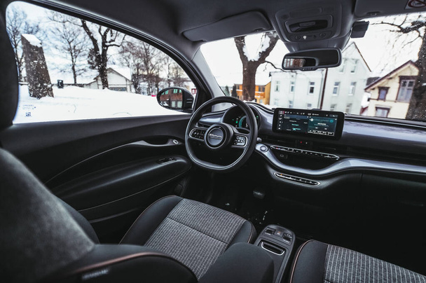 Tonsberg, Norwegen - 13. Januar 2021: Der silberne Fiat 500 electric ist ein neues kompaktes Elektroauto. Neuwagen nachts an einer Ladestation - Foto, Bild