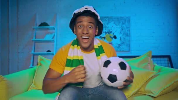 Glücklicher afrikanischer Fußballfan zeigt Ja-Geste  - Filmmaterial, Video