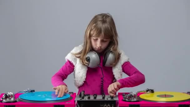 Dziewczyna ze słuchawkami okrągły szyi odtwarzanie płyt - Materiał filmowy, wideo
