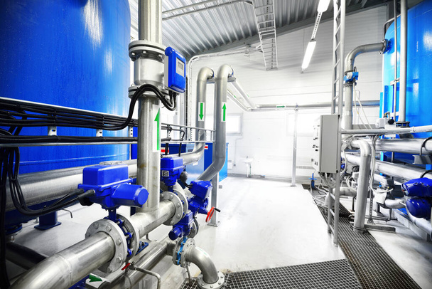 Grandes tanques azules en una sala de calderas de tratamiento de agua de la ciudad industrial. Perspectiva de gran angular - Foto, imagen