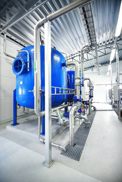 工業都市の水処理ボイラー室で大規模な青いタンク。広角の視点 - 写真・画像