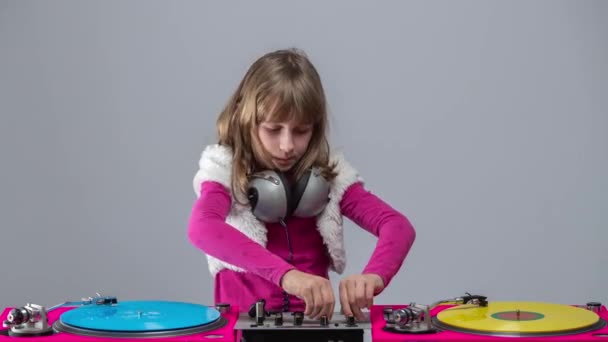 Chica con auriculares cuello redondo reproducción de discos - Imágenes, Vídeo