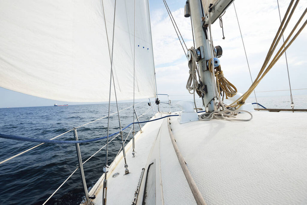 Weiße Jacht auf offener See an einem klaren Tag. Blick vom Deck auf Bug, Mast und Segel, Takelage aus nächster Nähe. Sommer Atlantikfahrt in der Nähe von Spanien und Afrika - Foto, Bild