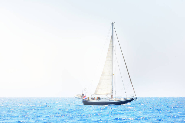 Tyylikäs hollantilainen purjehdus purjehdus hiljaisella Välimerellä kirkkaana päivänä. Idyllinen merimaisema. Kesälomat, vapaa-ajan toiminta, urheilu ja virkistys, yksityinen wessel - Valokuva, kuva