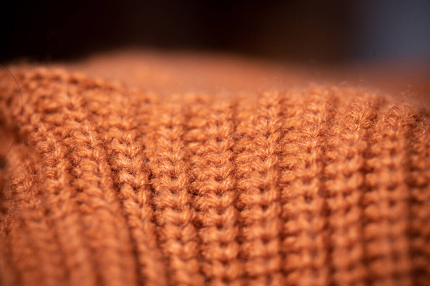 Оранжевая текстура шерстяного шарфа. Макрофото с избирательным фокусом. - Фото, изображение