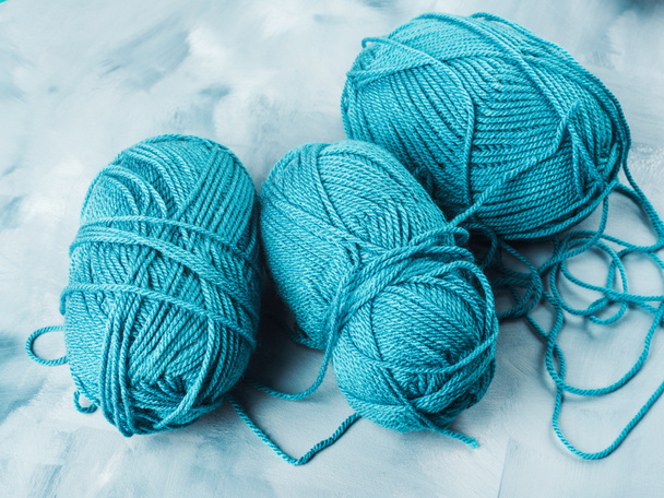 Голубая шерсть вязание пряжи шары на выцветшем фоне - Фото, изображение