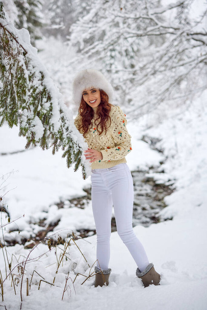 Приваблива молода жінка в зимовий час на відкритому повітрі
 - Фото, зображення