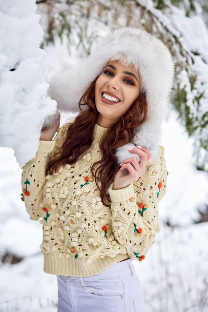Atractiva joven mujer en invierno al aire libre - Foto, imagen