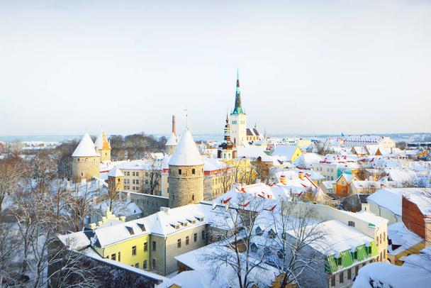 Αεροφωτογραφία της παλιάς πόλης του Ταλίν μετά από χιονοθύελλα. Πανοραμικό τοπίο. Χριστουγεννιάτικες διακοπές στην Εσθονία, χώρες της Βαλτικής. Εθνικό ορόσημο, αξιοθέατα θέμα - Φωτογραφία, εικόνα