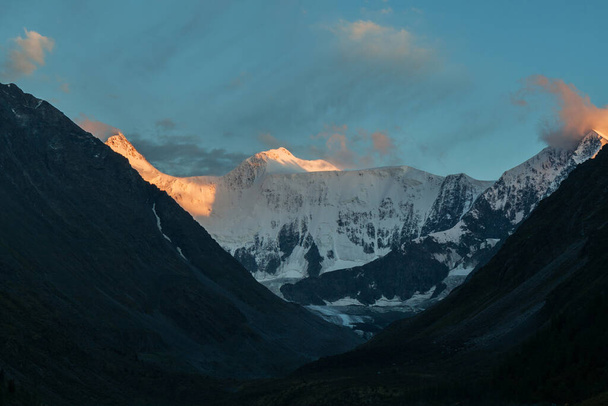 Gletscher auf dem Berg Belukha in den Strahlen der untergehenden Sonne. Bergaltai. - Foto, Bild