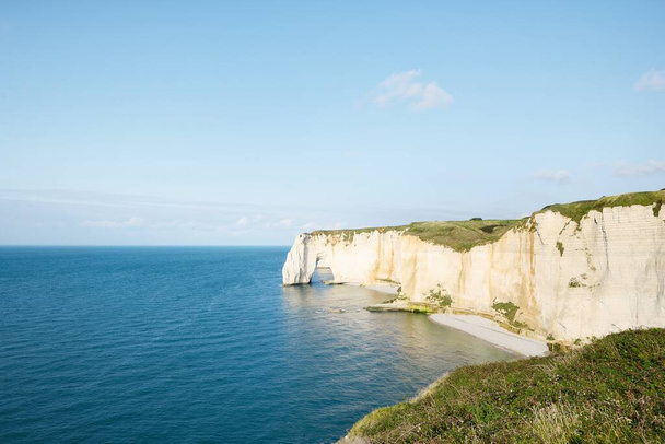 Picturesque panoramic aerial view of the Etretat white cliffs at sunset. Dramatic sky, azure water. Summer vacations in Normandy, France. Travel destinations, national landmark, sightseeing, history - Foto, afbeelding